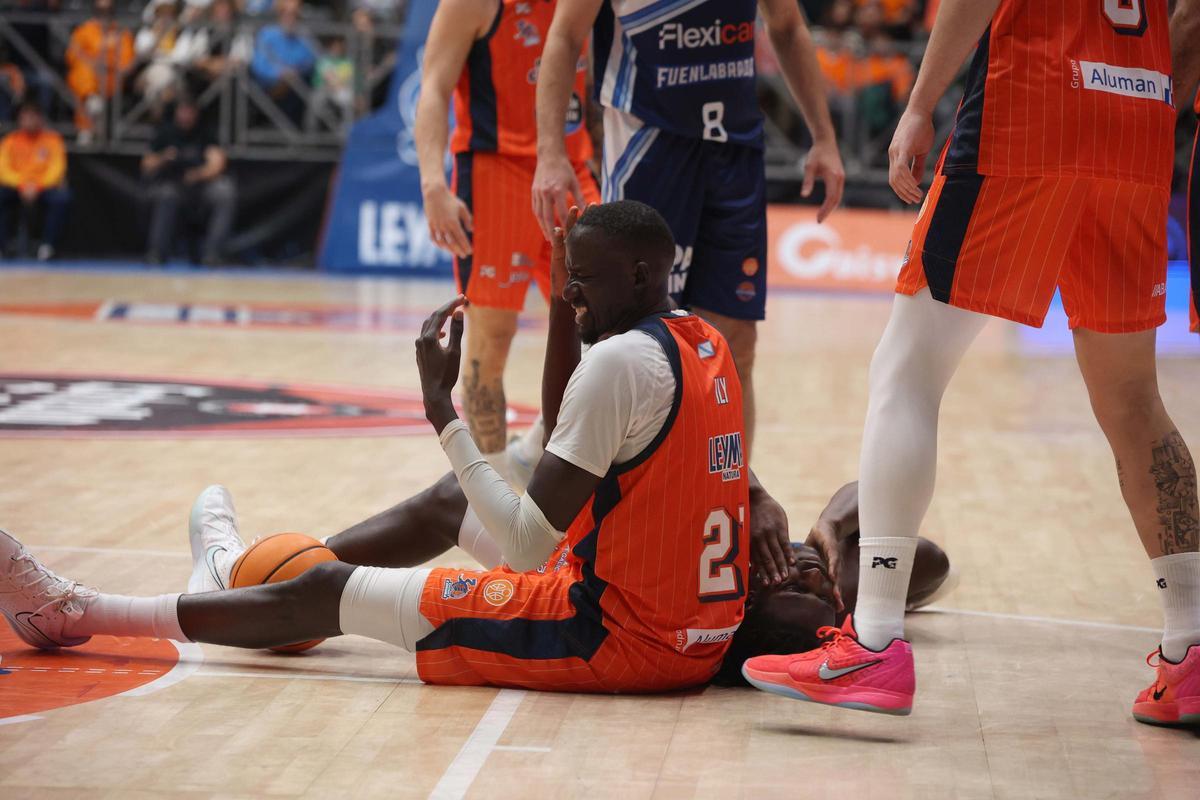 Ilimane Diop se lamenta tras un lance contra el Fuenlabrada en la primera vuelta.