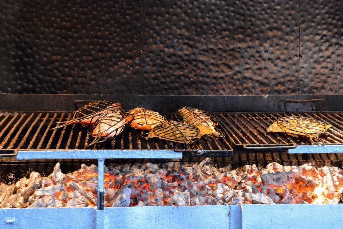 Parrilla de pescado en las calles de Guetaria
