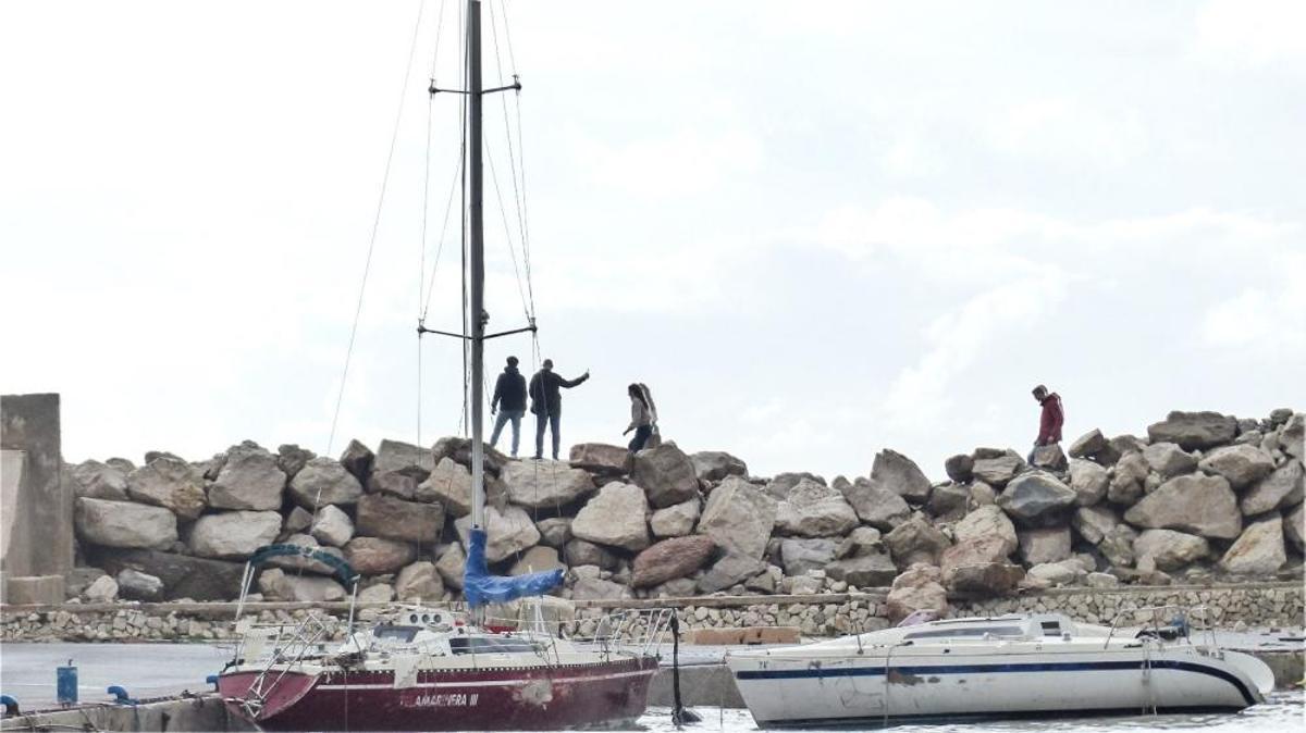 Una ola golpea a turistas que hacían fotos del temporal en Calp