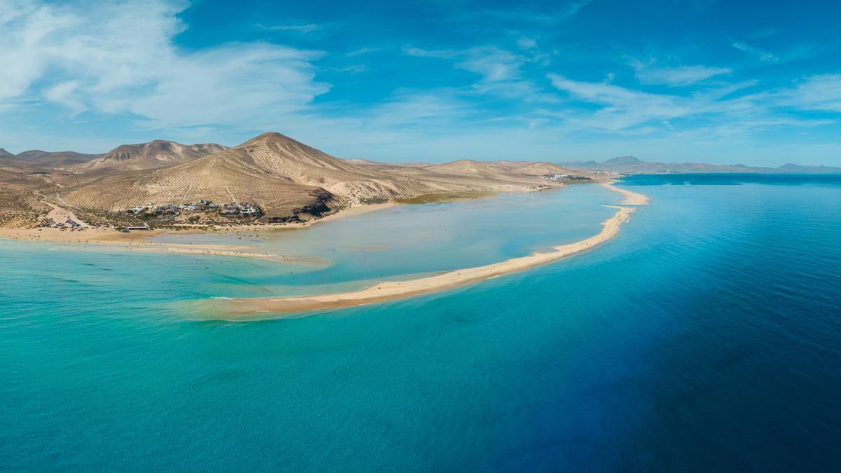 El sorprendente fenómeno de la playa con dos orillas en Fuerteventura famosa en todo el mundo