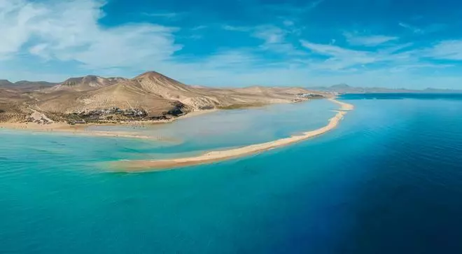 El sorprendente fenómeno de la playa con dos orillas en Fuerteventura famosa en todo el mundo