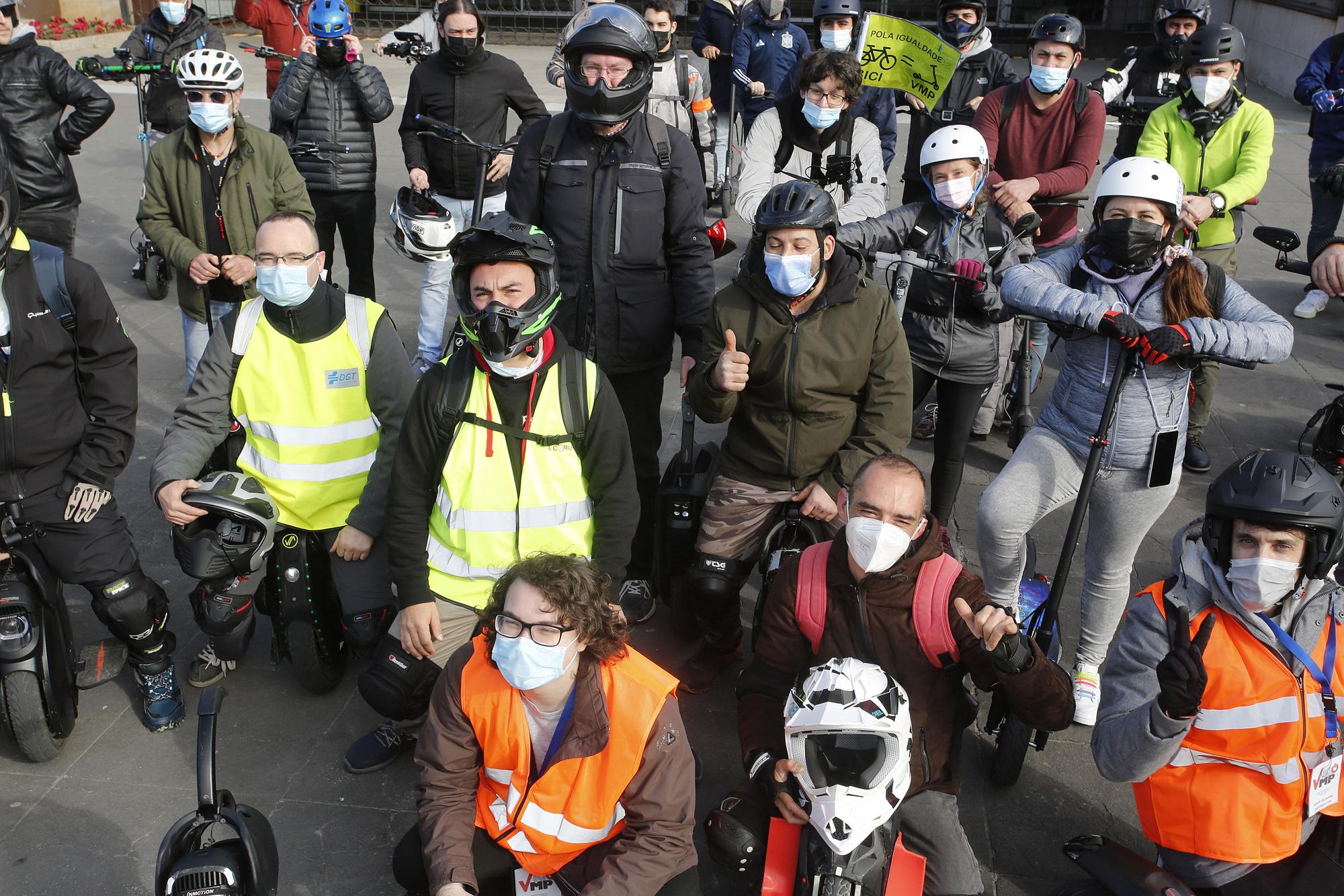 Medio centenar de personas se concentran en Vigo contra la "sobrerregulación" de Vehículos de Movilidad Personal