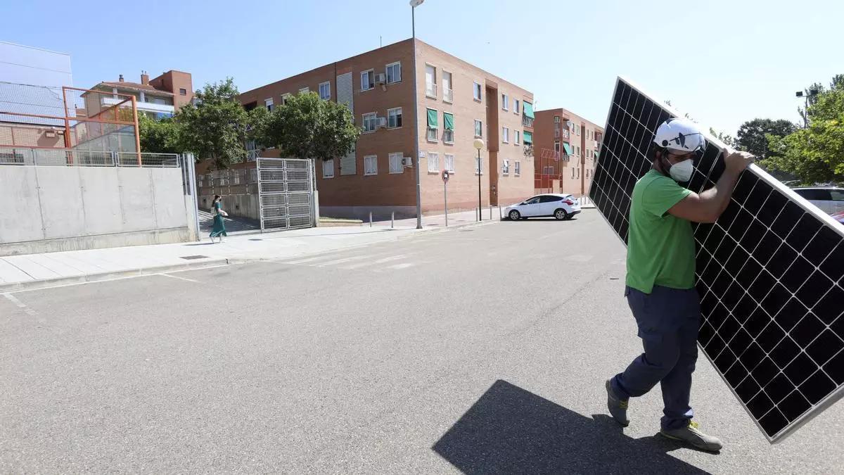 Instalación de placas solares en el pabellón Siglo XXI, en el verano de 2021.