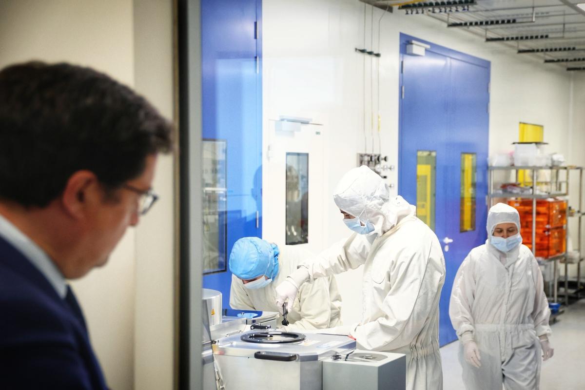 El ministro de Transformación Digital, Óscar López, observa la sala blanca de la Universitat Politècnica de València, en una visita en mayo.