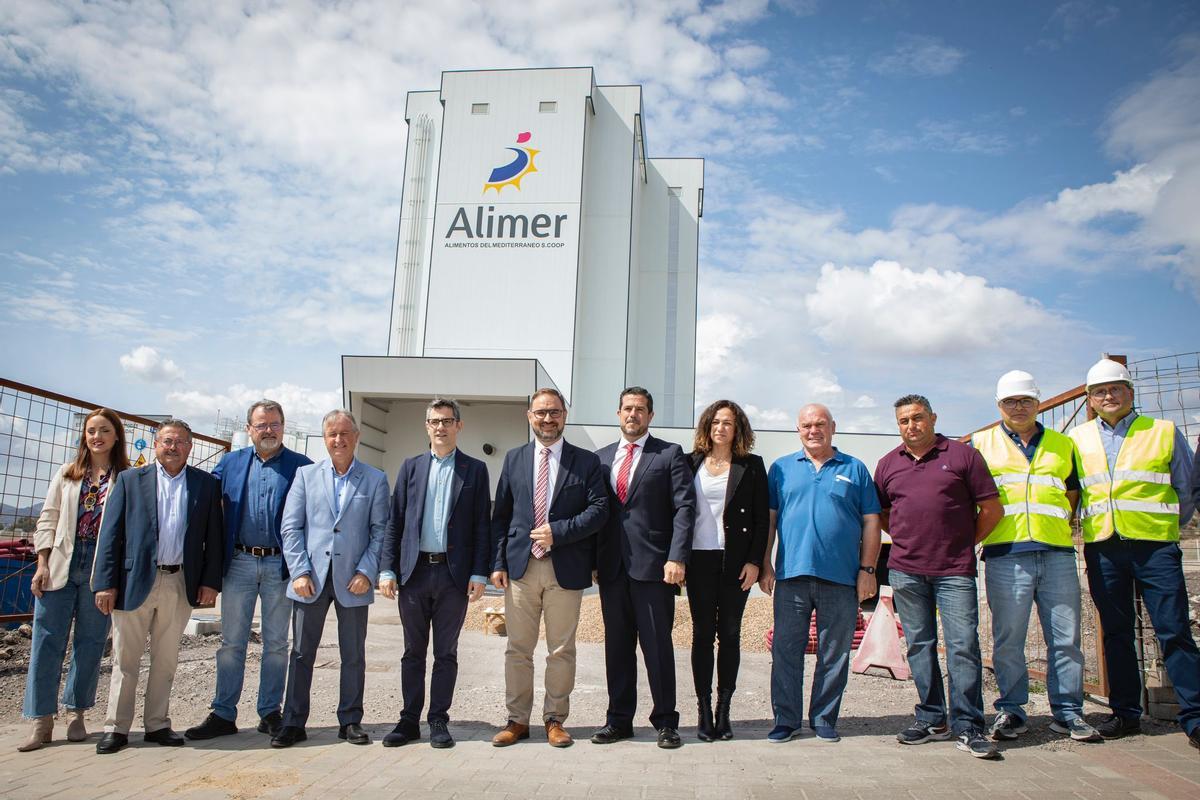 Irene Jódar, Manuel Soler, Antonio Navarro, Julián Díaz, Félix Bolaños, Diego José Mateos, Juan Jódar, Isabel Casalduero y trabajadores de la planta de Alimer.