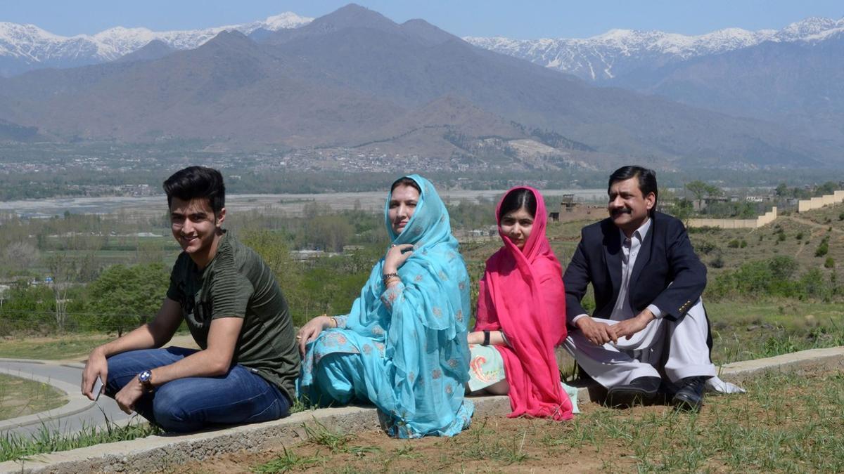 Malala posa junto a sus padres y su hermano en su localidad natal, Mingora (Pakistán), este sábado.