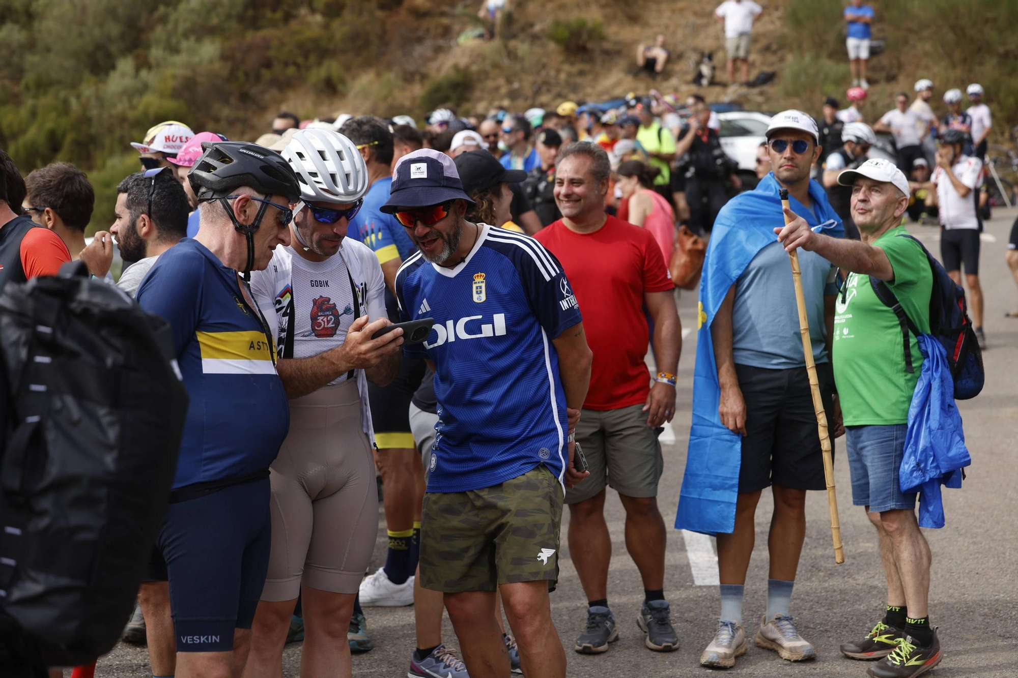 FOTOS: Ambientazo en Asturias para seguir una jornada de ciclismo con la Vuelta a España