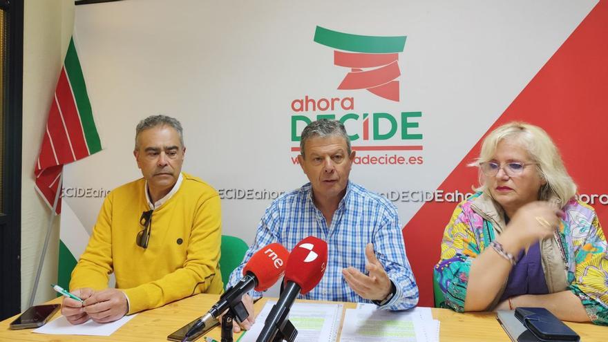 Manuel Fuentes, en el centro, junto a otros cargos de Ahora Decide, comparece por la situación del CTR. | J. N.