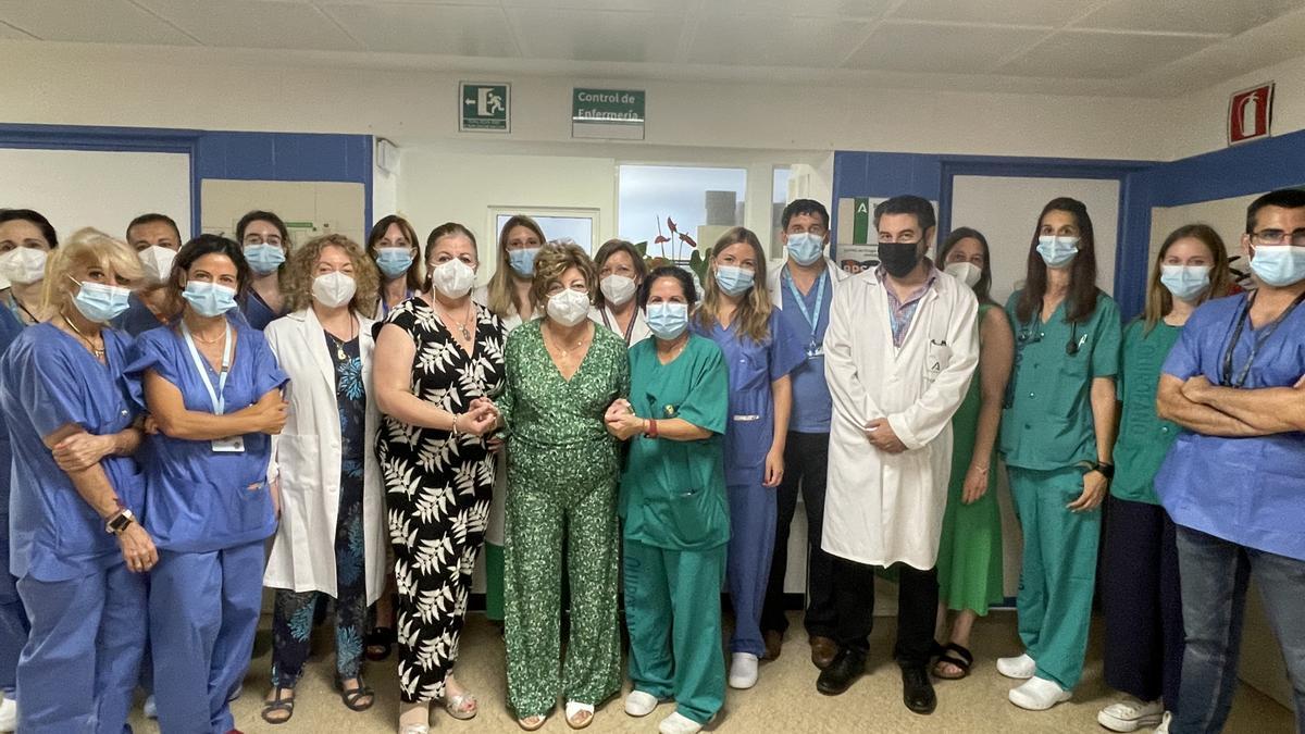 El equipo médico del Regional despide a Mari Carmen Robles tras su alta