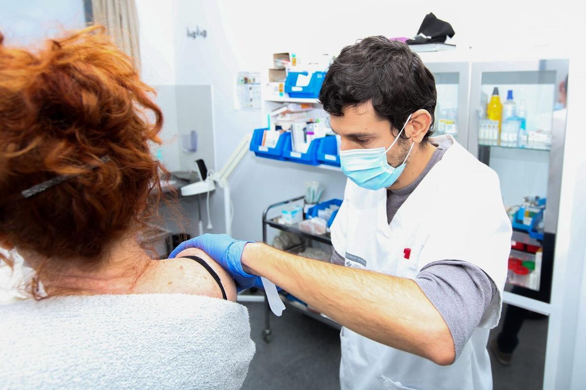 Un enfermero vacuna a una paciente este sábado en el centro de salud del Cabo.