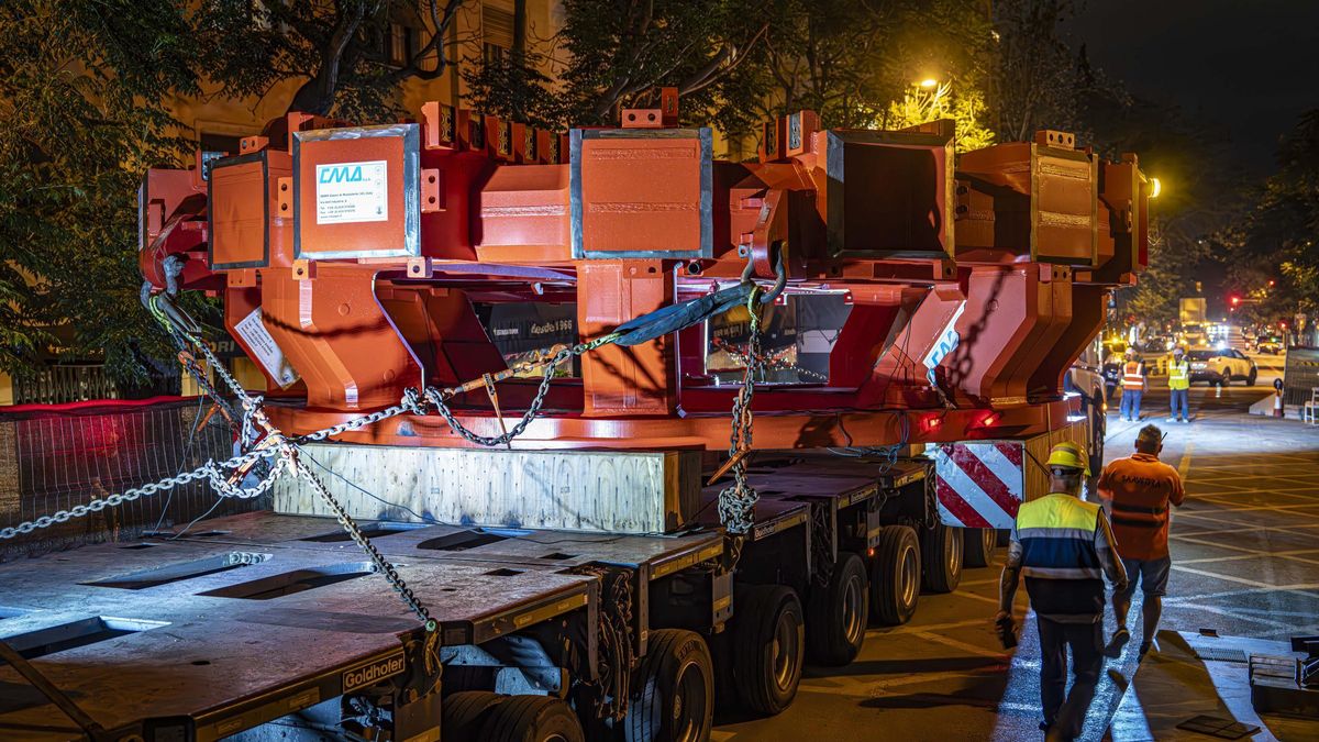 Viaje nocturno del cabezal de la L9: la pieza clave para retomar las obras del metro