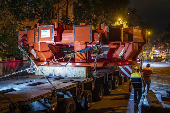 Viaje nocturno del cabezal de la L9: la pieza clave para retomar las obras del metro