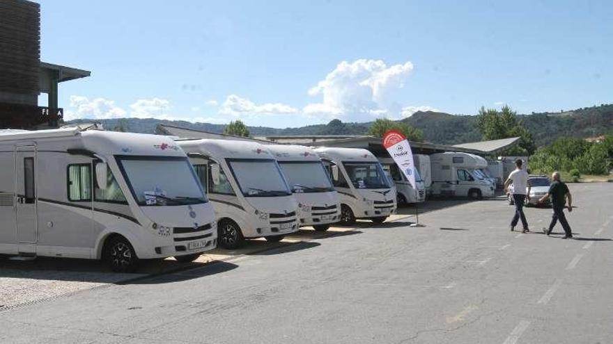 Autocaravanas aparcadas en A Chavasqueira. // Iñaki Osorio