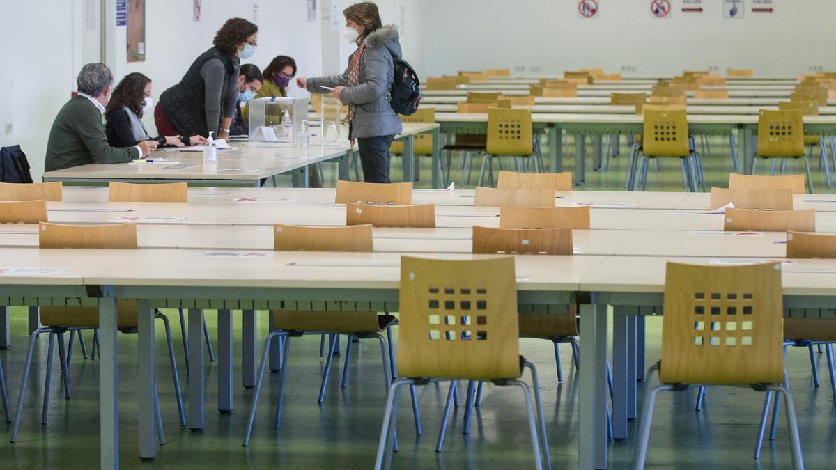 Los catedráticos Amparo Navarro y José Vicente Cabezuelo se disputan este jueves el Rectorado de la UA