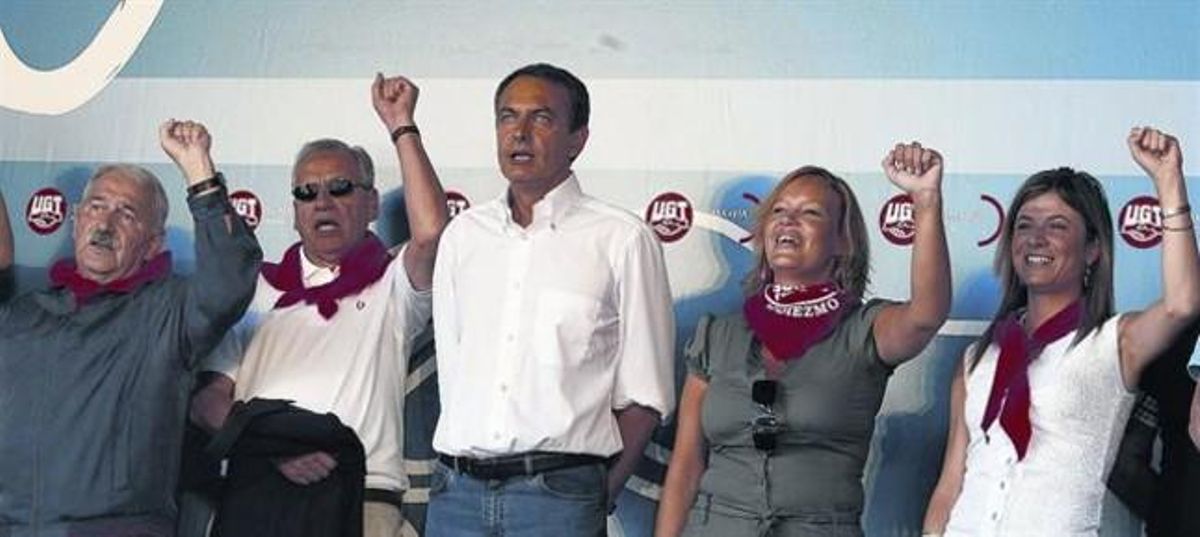 Zapatero, l’any passat a Rodiezmo, on el PSOE comença el curs polític, entre punys alçats.