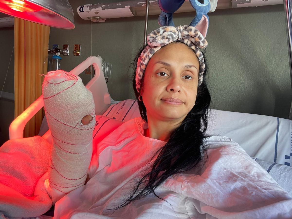 Elizabeth, tras ser operada durante varias horas en un hospital de Tenerife.