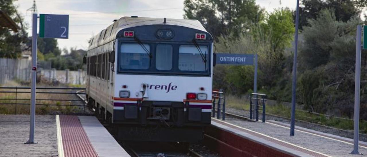 Un tren de la línea Xàtiva-Alcoi saliendo de Ontinyent. | PERALES IBORRA