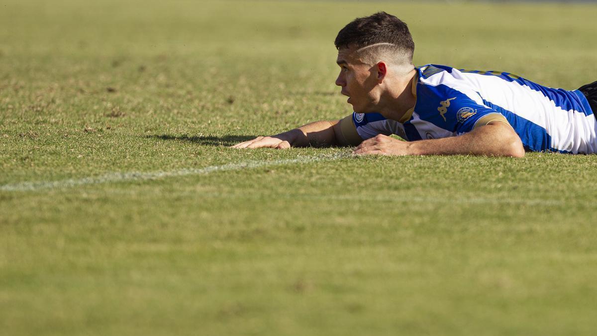 Jack Harper, en el suelo, después de un intento de remate a portería en el José Rico Pérez.