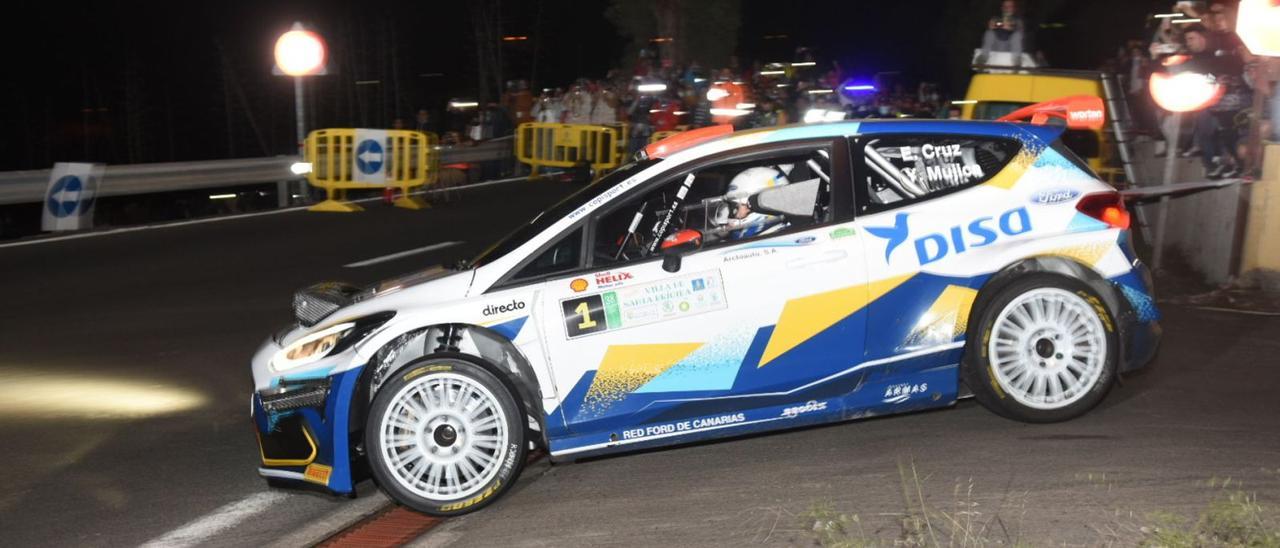 Enrique Cruz y Yeray Mujica, con el Ford Fiesta Rally2, anoche rodando por la zona de Marzagán. |