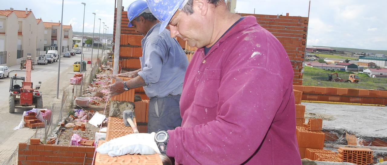Trabajadores de la construcción en Cáceres. Los extranjeros comienzan a cubrir los puestos vacantes. Faltan obreros y especialistas: operadores de grúa, instaladores de aire acondicionado o fotovoltaicas, etc...
