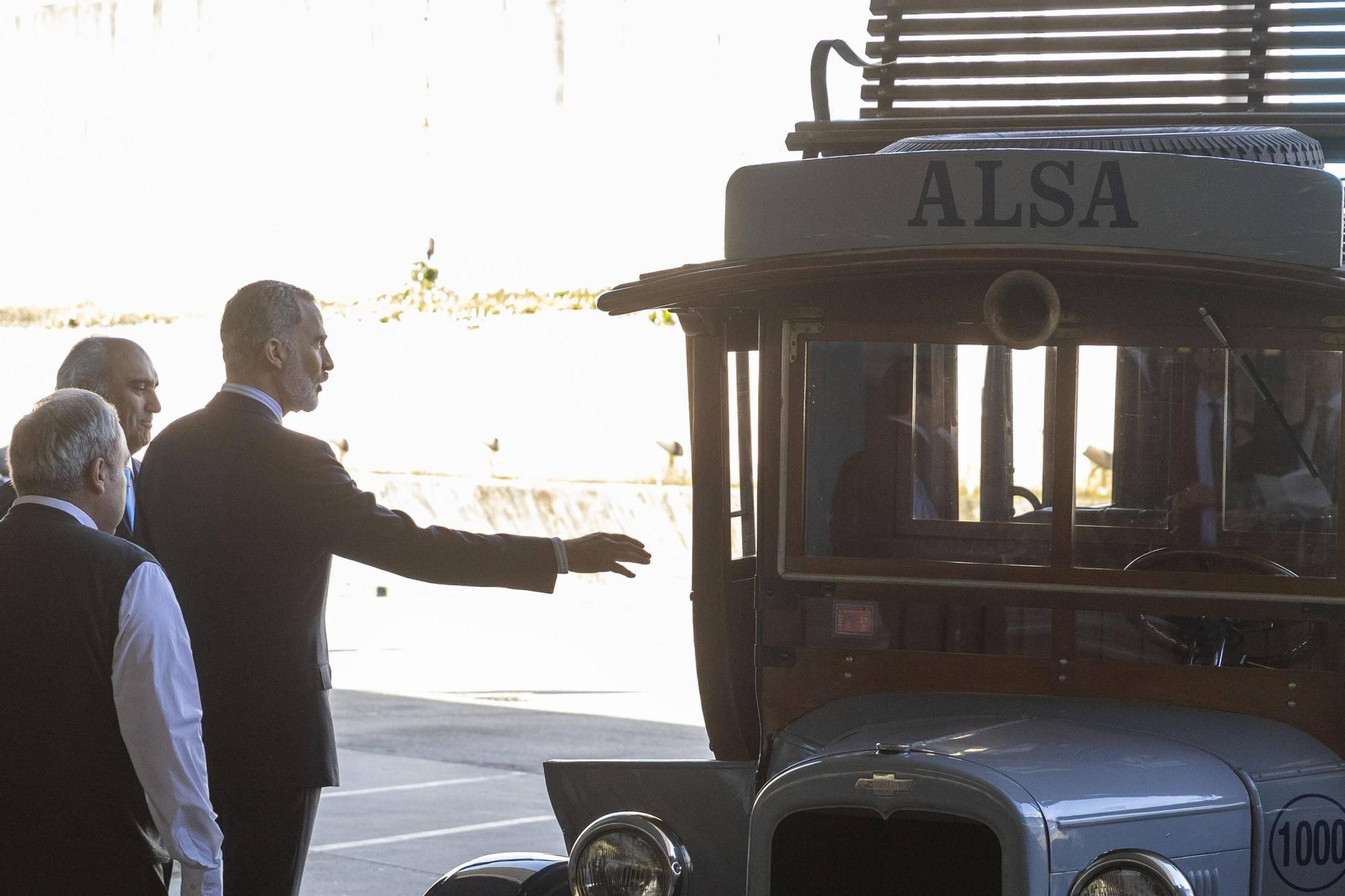 EN IMÁGENES: El Rey visita la estación de autobuses de Oviedo para conmemorar los 100 años de Alsa