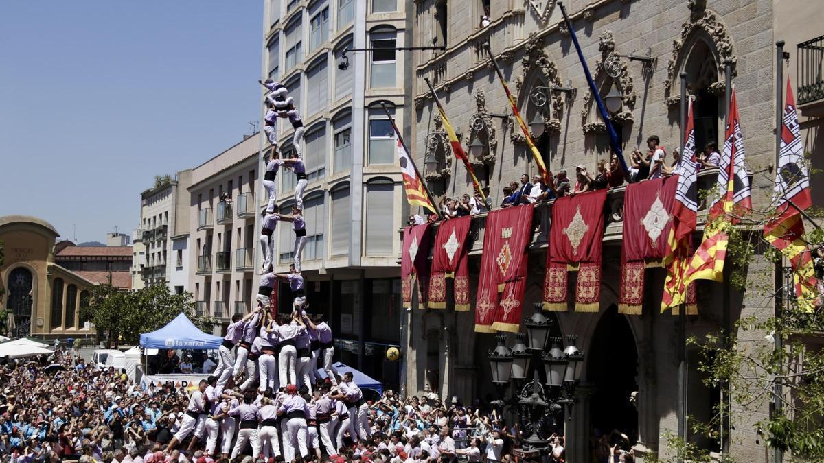 La torre de nuevo con forro y esposas durante la fiesta mayor de Terrassa