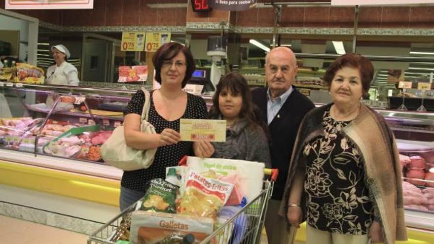 Ana Isabel Ramos Calvo recogió el cheque premiado acompañada de sus padres y de su sobrina.