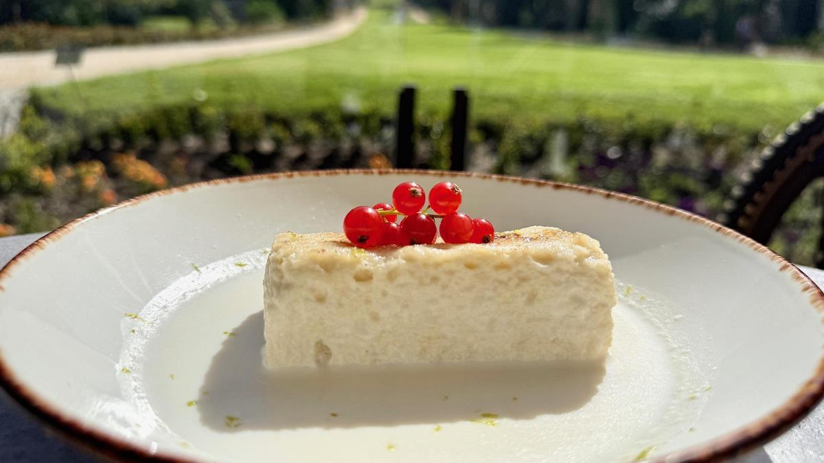 Torrija caramelizada con leche de coco, lemongrass y lima elaborada en Terraza del Campo del Moro.