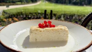 Torrija caramelizada con leche de coco, lemongrass y lima elaborada en  Terraza del Campo del Moro.