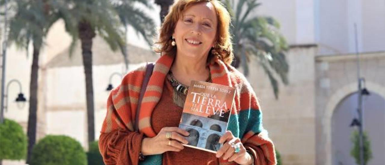 María Teresa López: «Me apasiona la novela negra, pero en esta obra con el suspense hago un homenaje a Crevillent»