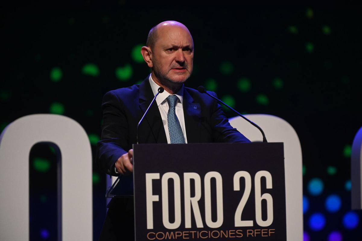 El presidente de la RFEF, Rafael Louzán, presenta el Foro 26 en Zaragoza.