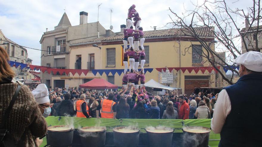 Els Moixiganguers d’Igualada arranquen motors amb tres castells de 7