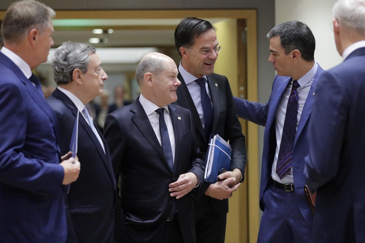 Líderes de la UE se saludan antes de una reunión del Consejo Europeo.