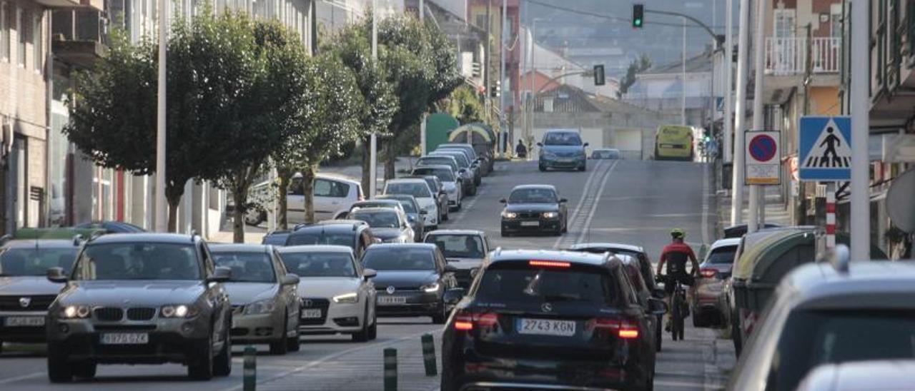 Automóviles circulando ayer por la PO-551 a su paso por Bueu. |   // SANTOS ÁLVAREZ