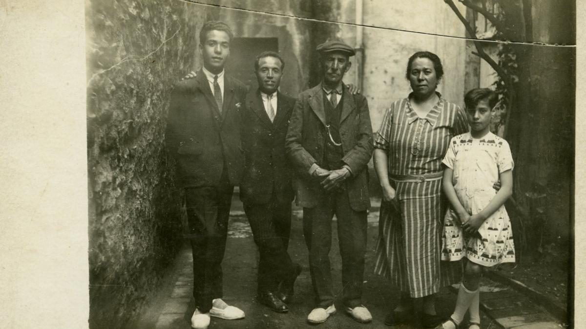 Rosa Laviña de nena amb els seus pares, el seu germà i el seu avi al carrer de Giralt i Subirós de Palafrugell.