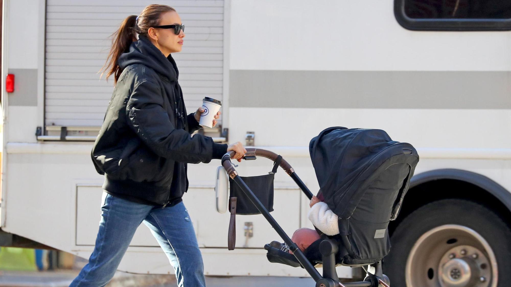 Irina Shayk, paseando con su hija