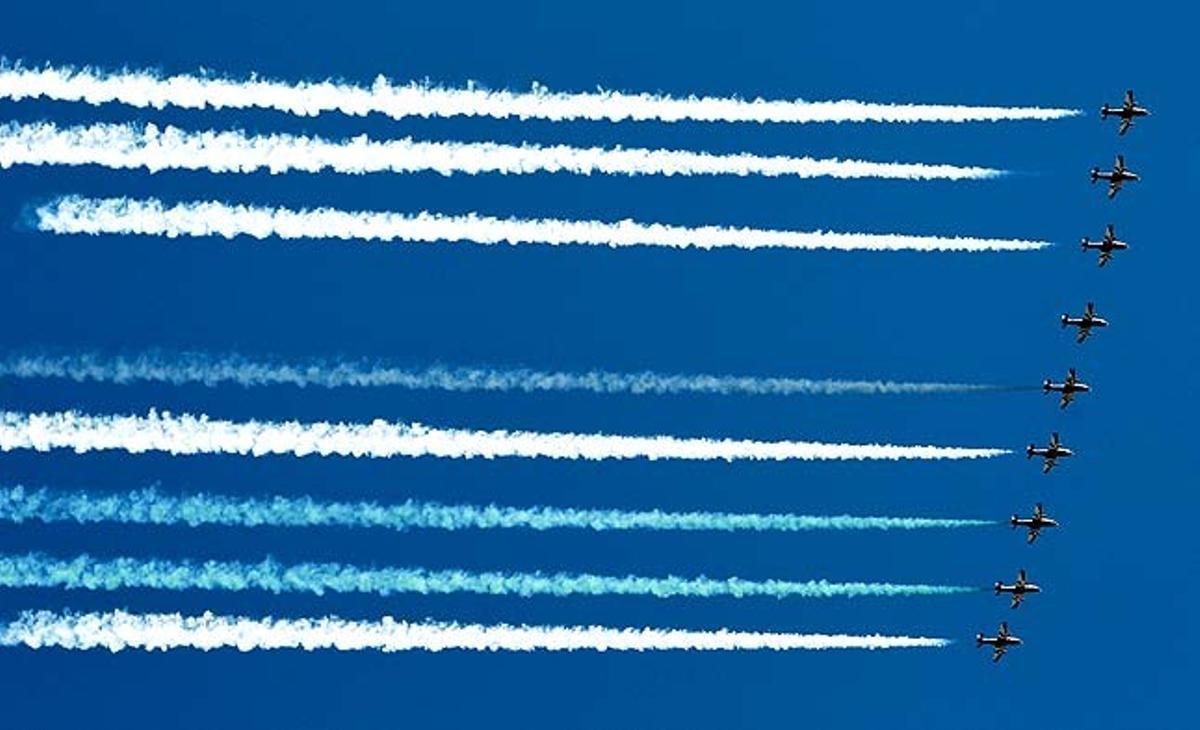 Avions de la Força Aèria de l’Índia realitzen vols acrobàtics en la cerimònia d’obertura d’Aero Índia 2011, a la base aèria de Yelahanka als afores de Bangalore (Índia).