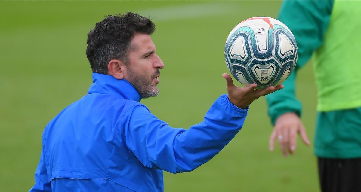 Iván Ania, en un entrenamiento del Racing de Santander.