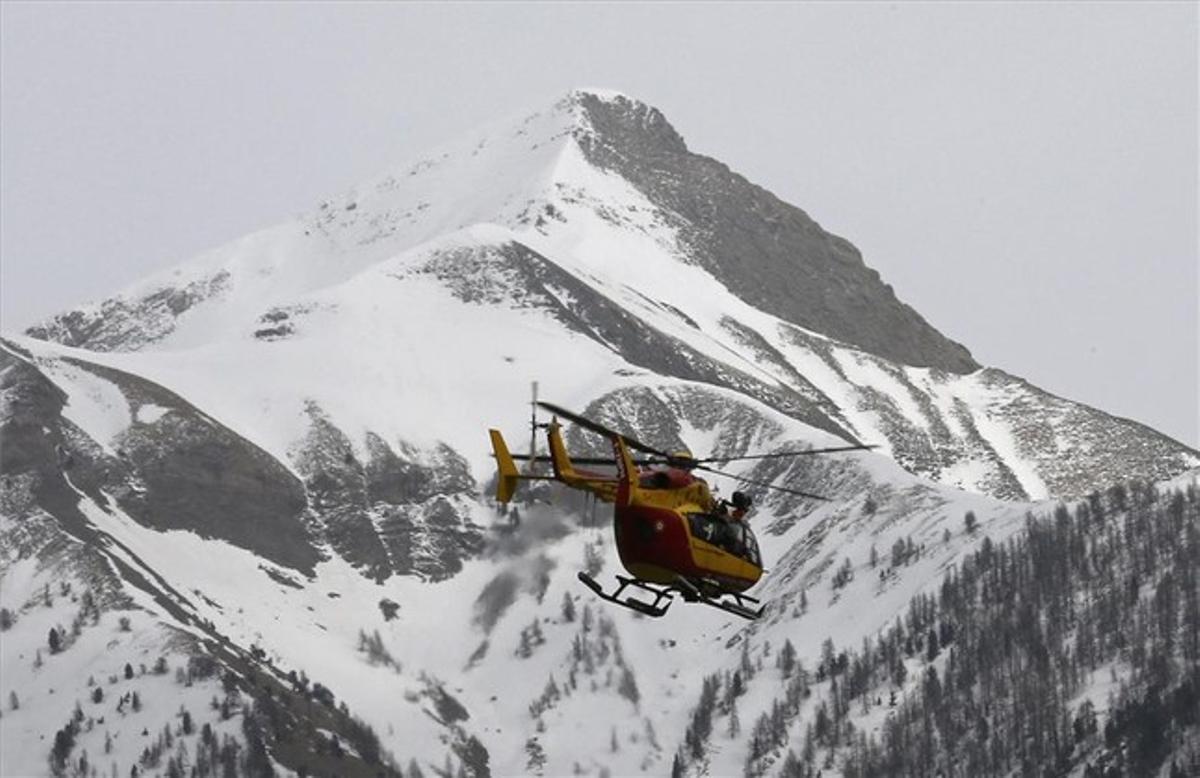 Un helicòpter sobrevolant la zona on ha tingut lloc l’accident.