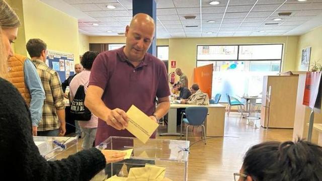 Juan Carlos Iglesias, ayer, votando. | LNE