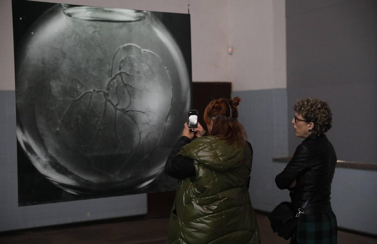 Asistentes a una muestra artística en el pozo Santa Bárbara, | FERNANDO RODRÍGUEZ
