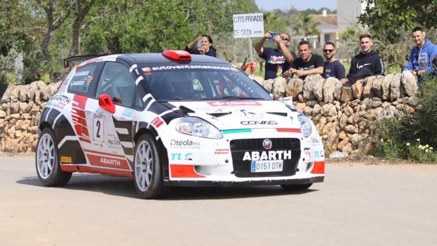 El Fiat de Lorenzo Andreu y Patrick Andreu, ayer en el Rallysprint Ses Salines. | A.B