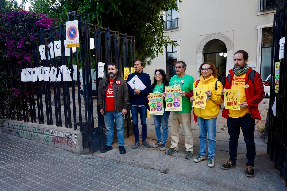 Representantes de los sindicatos de Educación a las puertas del IES Lluis Vives