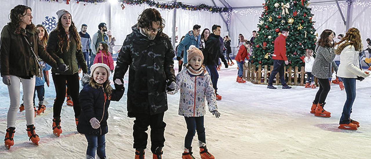 Parte del público disfrutando ayer sobre patines de la pista de hielo.