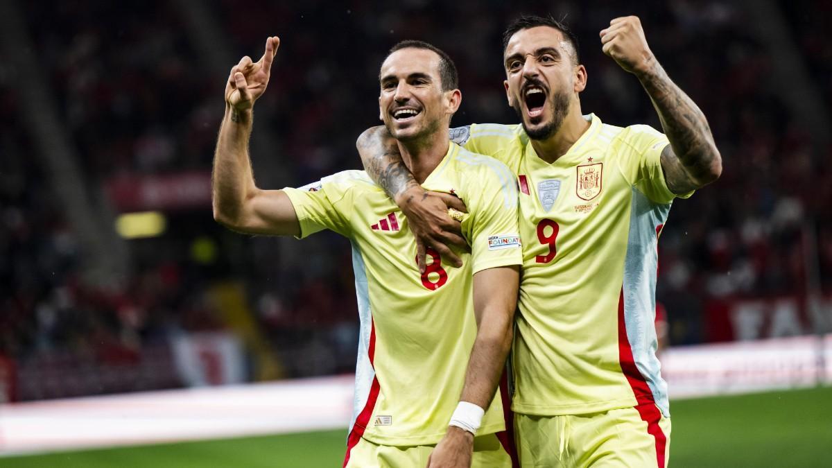 Fabián Ruiz y Joselu celebran el gol de la Selección ante Suiza
