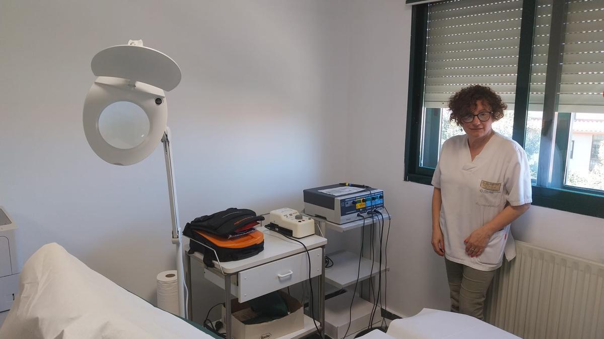 La jefa del centro de salud de Bueu, María José Aquino, en el quirofanillo habilitado en el ambulatorio, que incluye un bisturí eléctrico. |