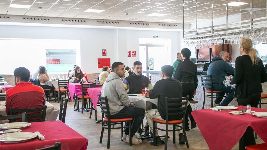 El aeropuerto de Corvera celebra su quinto aniversario atrayendo a empresas pero no a turistas