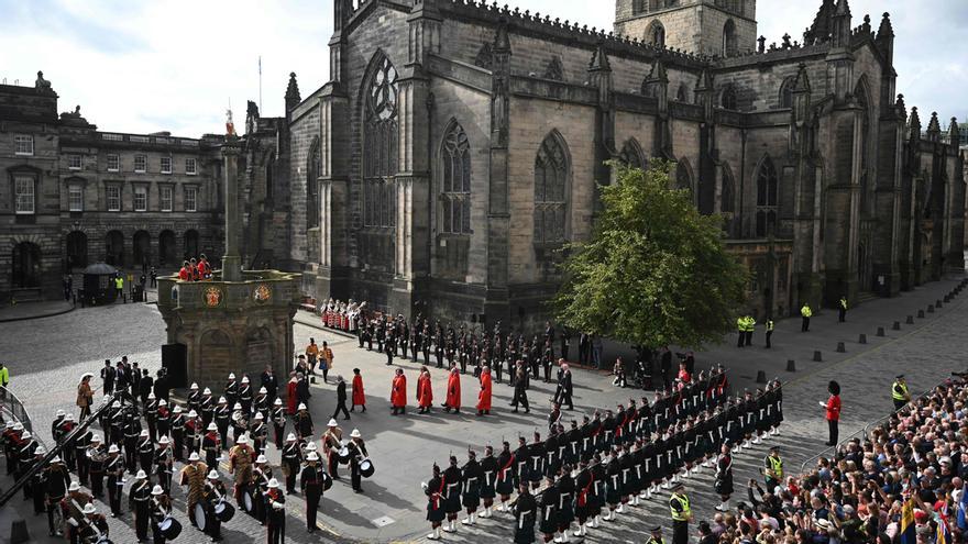 "Dios salve al rey" y tres hurras por su majestad Carlos III en Edimburgo