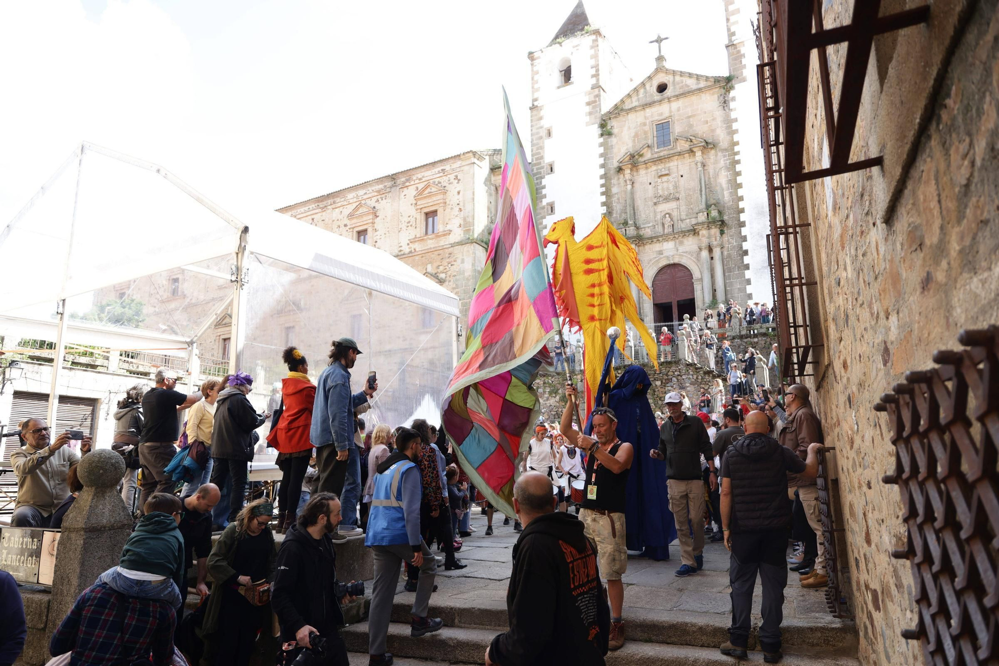 Las imágenes de este domingo de Womad en Cáceres: el pasacalles pone el broche final