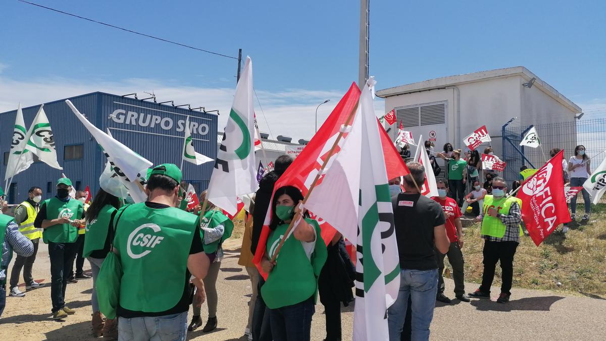 Trabajadores secundan el paro en uno de los turnos de la jornada laboral